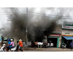 Nổ lớn tại quán cơm làm mái tôn bị hất văng ra ngoài